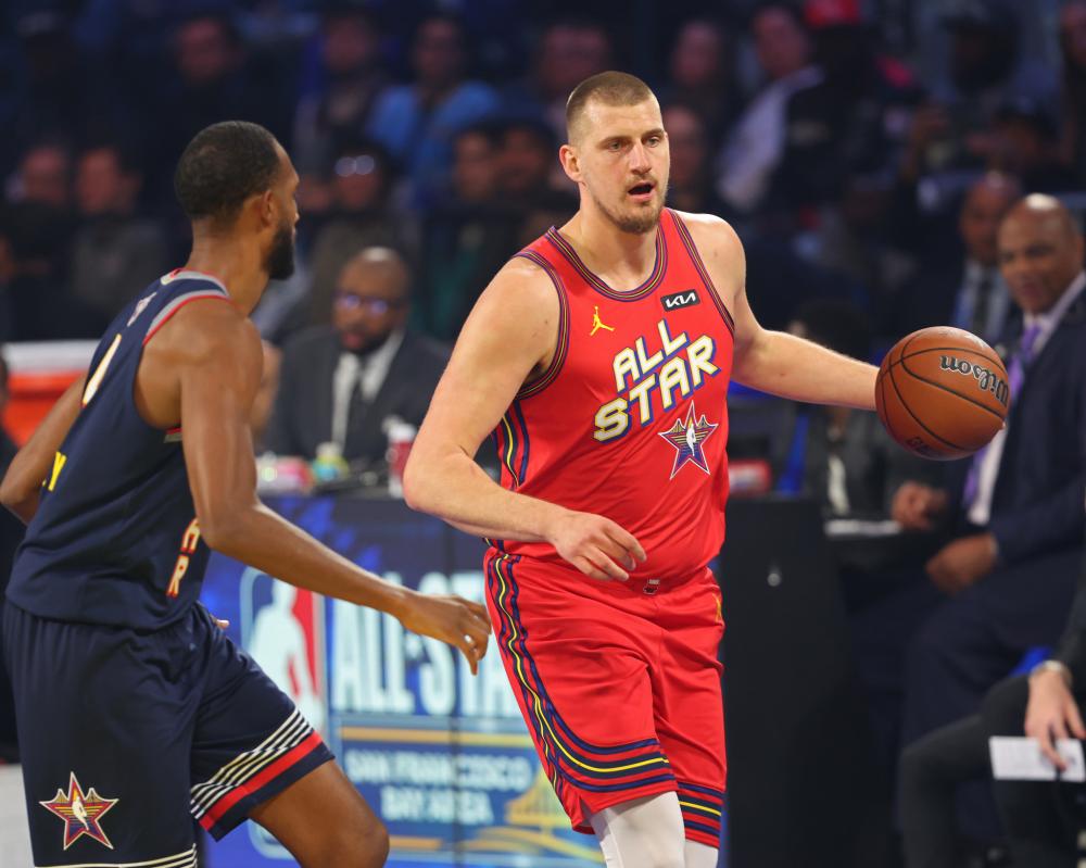 借助她的明 借助她的明