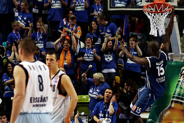 亨德森以其 亨德森以其